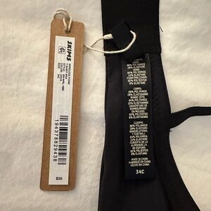 NWT: SKIMS Tshirt Bra